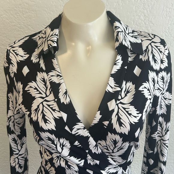 DVF Celeste black / white floral 100% silk belted Romper Sz 4 - Picture 3 of 11